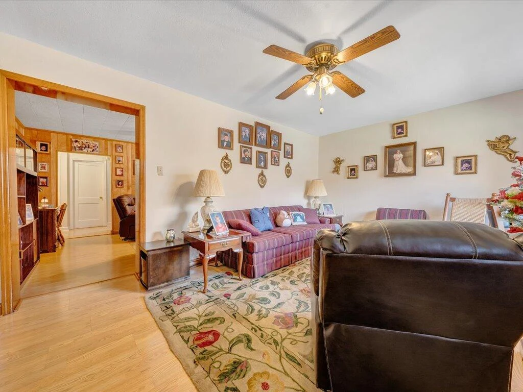 1043 Liberty ST - Photo 5