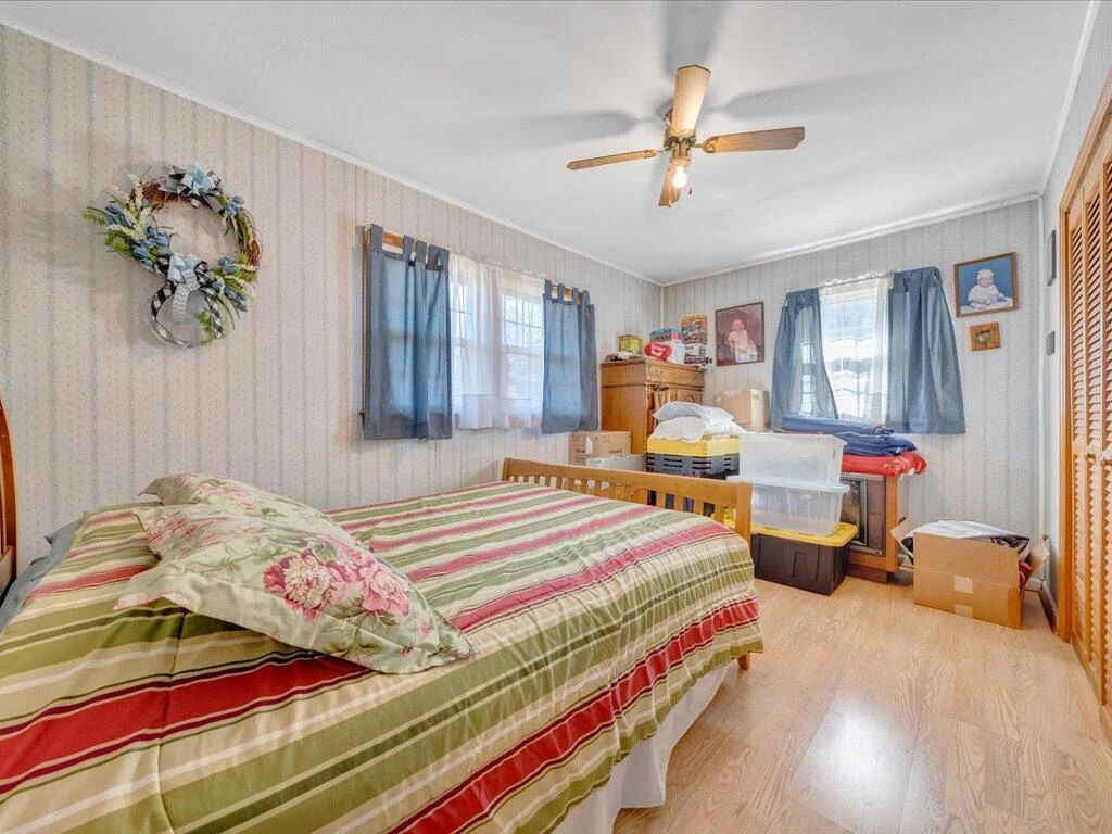 1043 Liberty ST - Photo 7