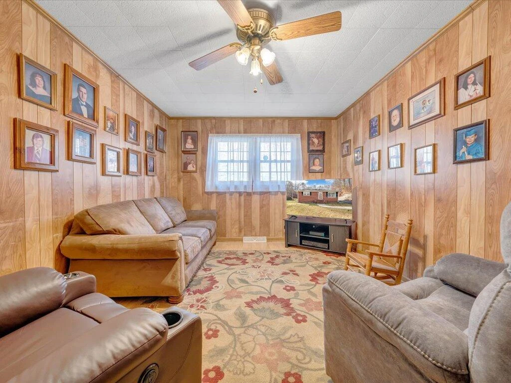 1043 Liberty ST - Photo 8