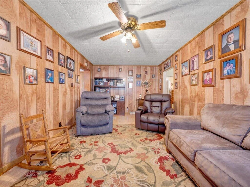 1043 Liberty ST - Photo 9