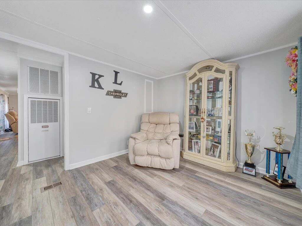 1051 Liberty ST - Photo 4