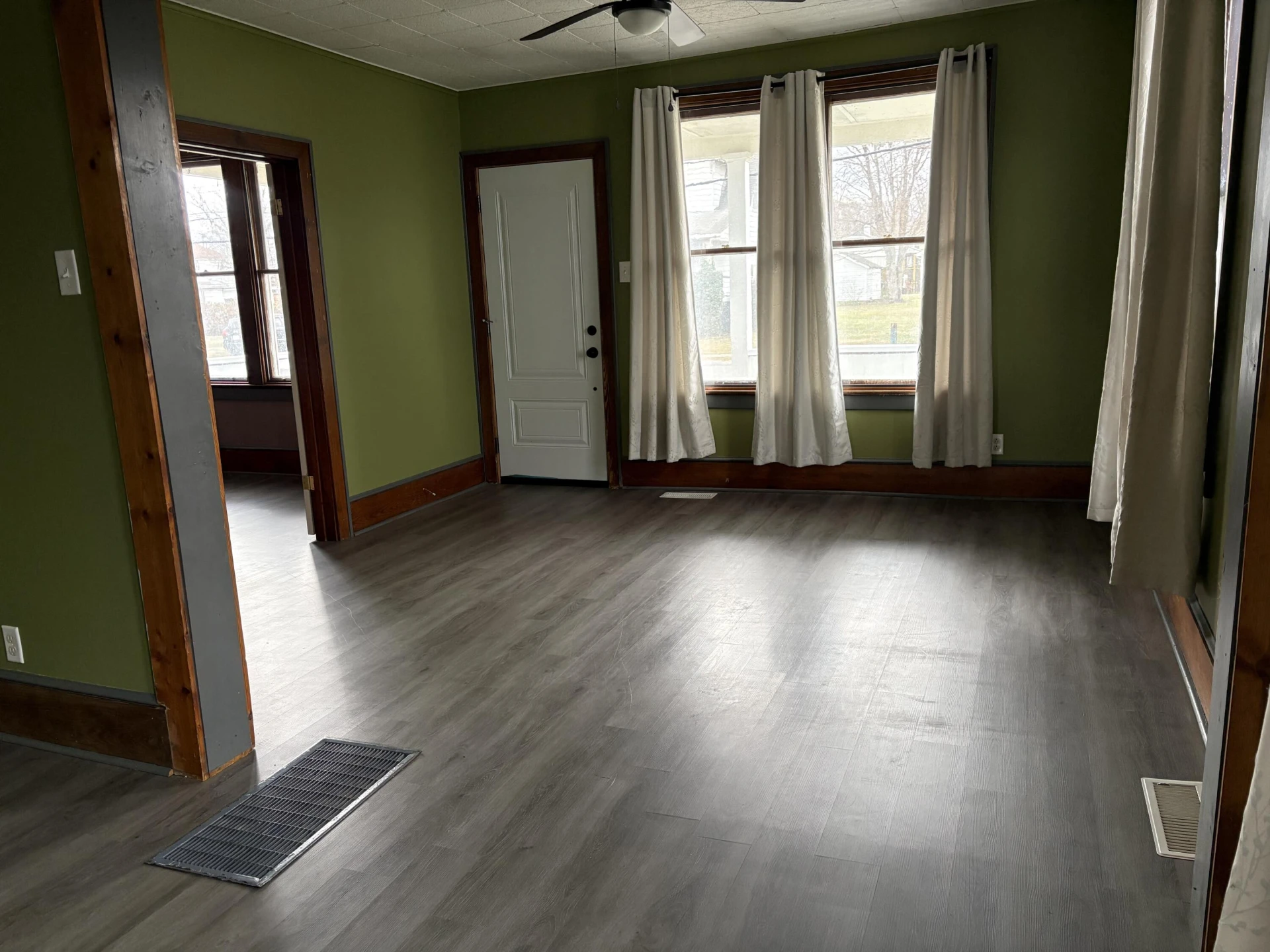 1132 Jefferson AVE - Photo 2