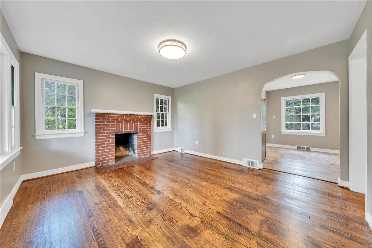 817 Hanover AVE NW - Photo 4