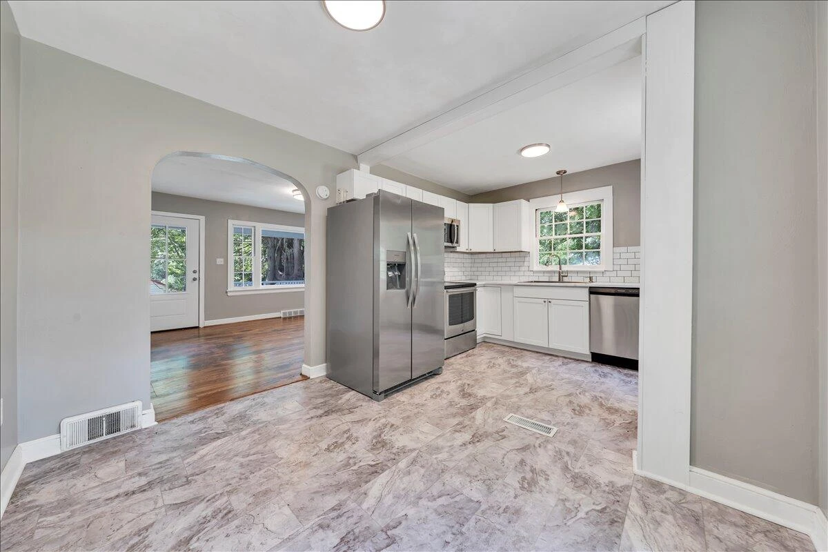 817 Hanover AVE NW - Photo 6