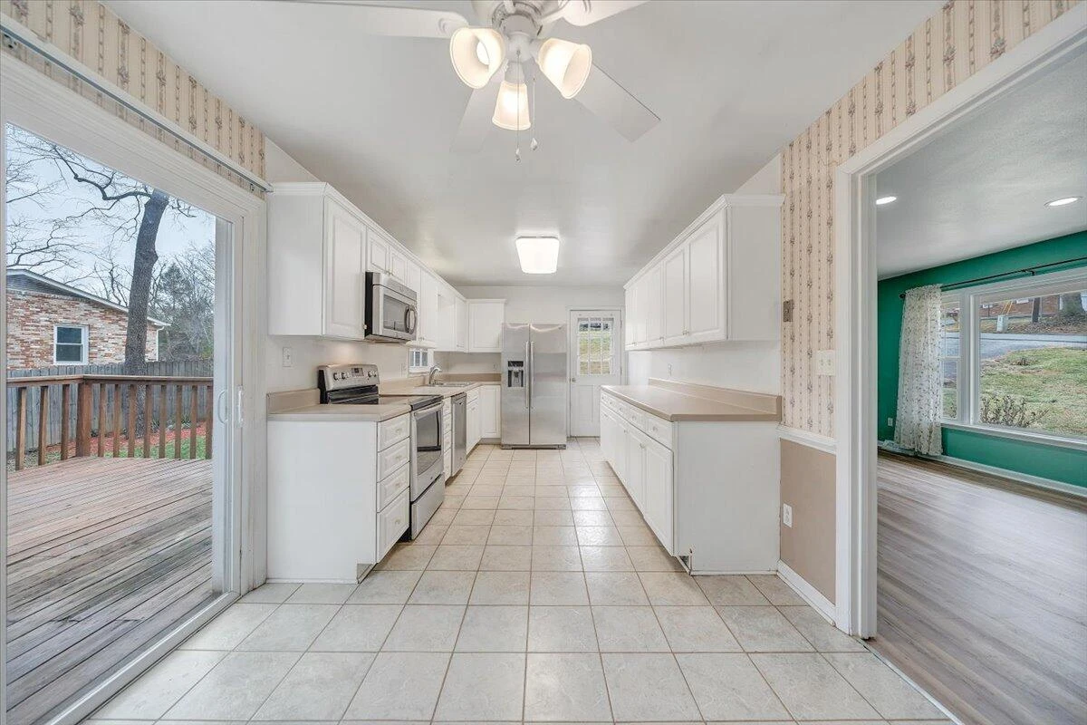 2546 Willowlawn ST - Photo 10
