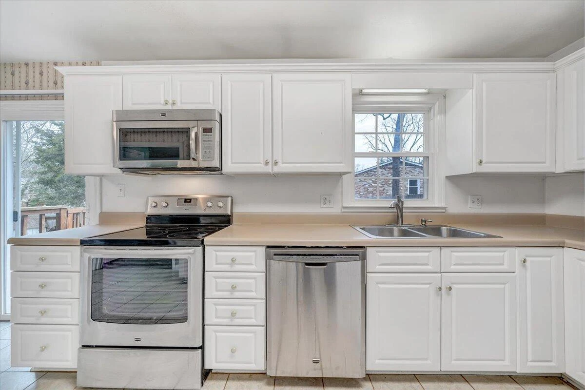 2546 Willowlawn ST - Photo 13