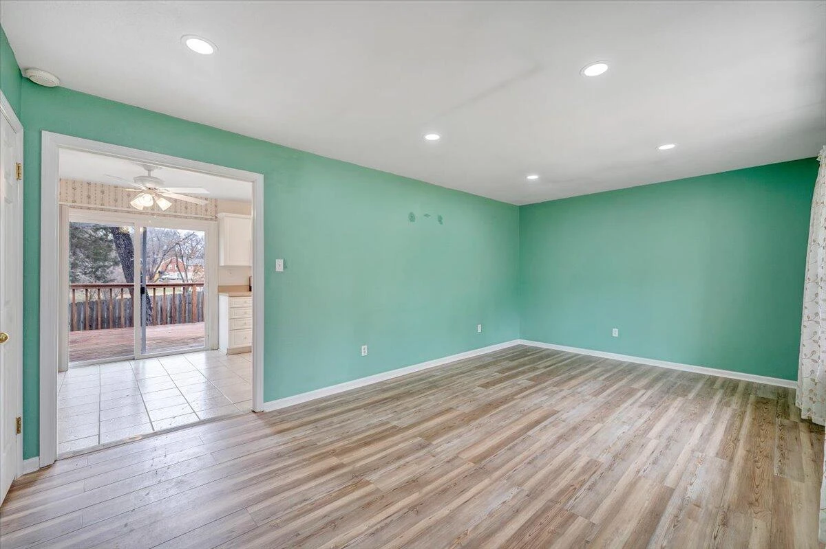 2546 Willowlawn ST - Photo 4