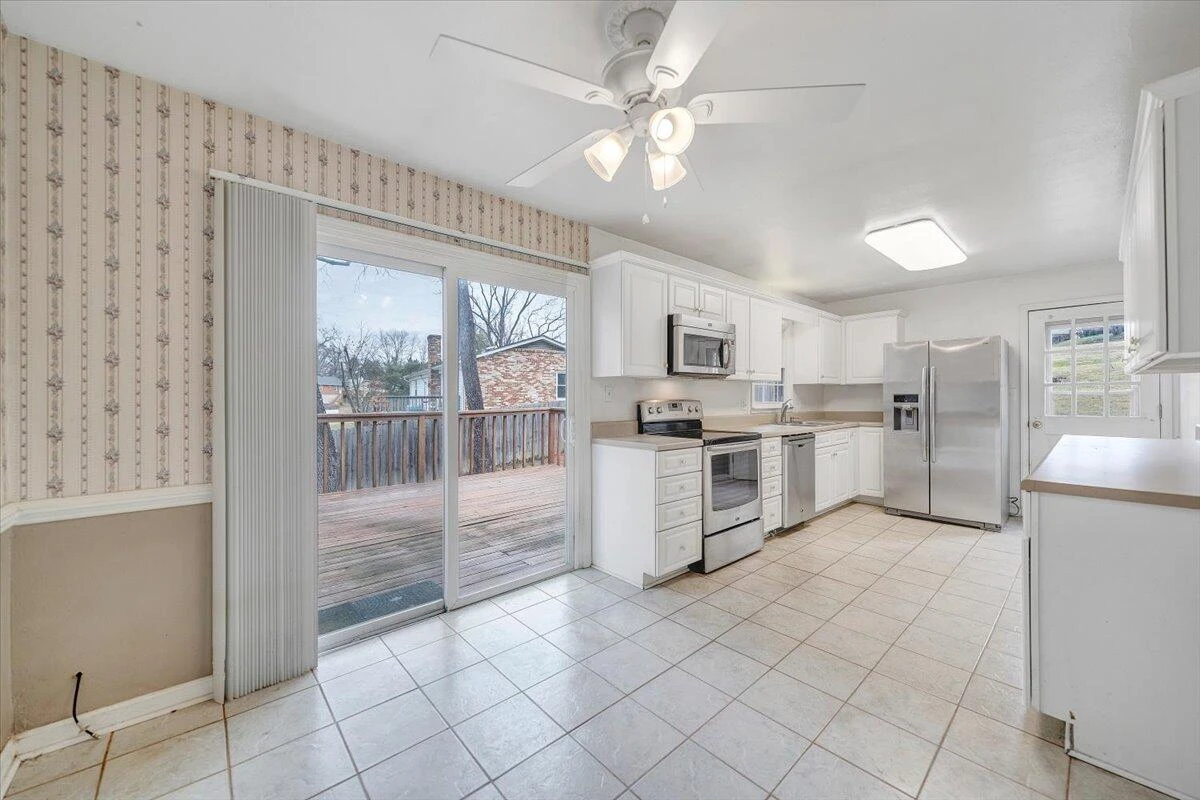 2546 Willowlawn ST - Photo 9