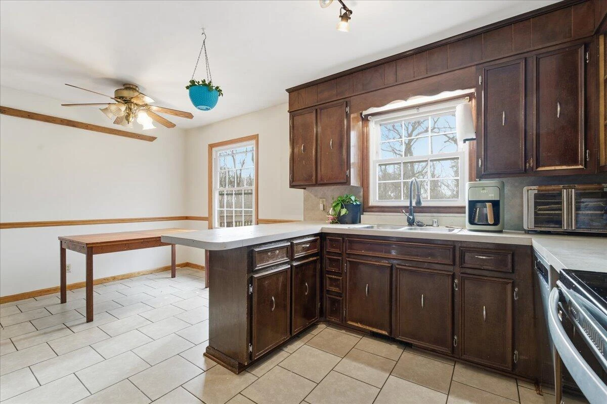 2835 Edwardsville RD - Photo 4