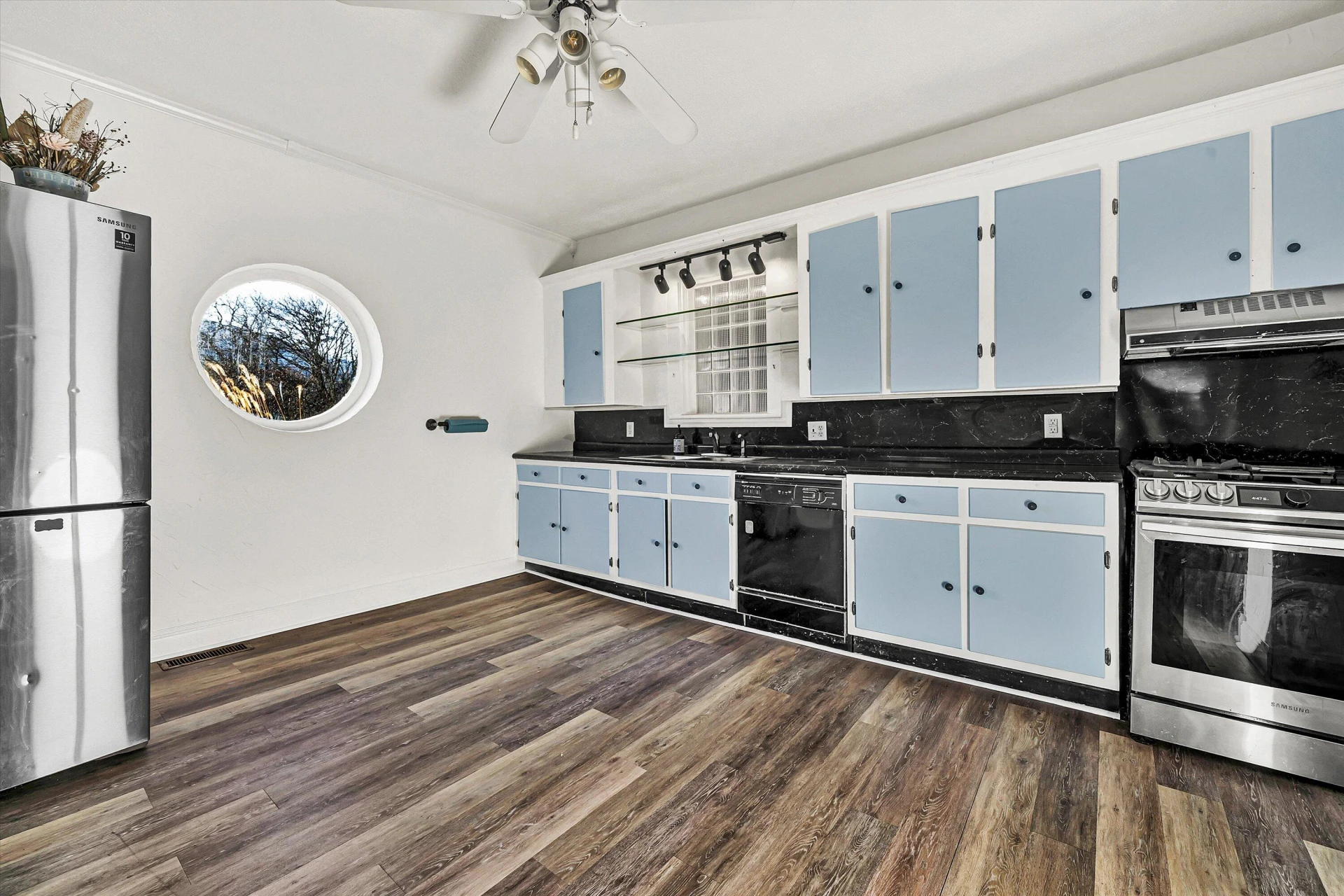 8 Middle ST - Photo 19