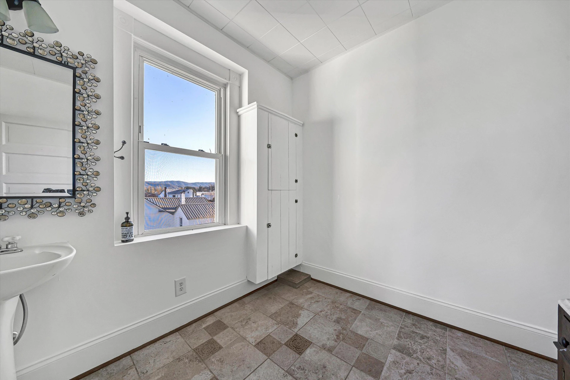 8 Middle ST - Photo 34