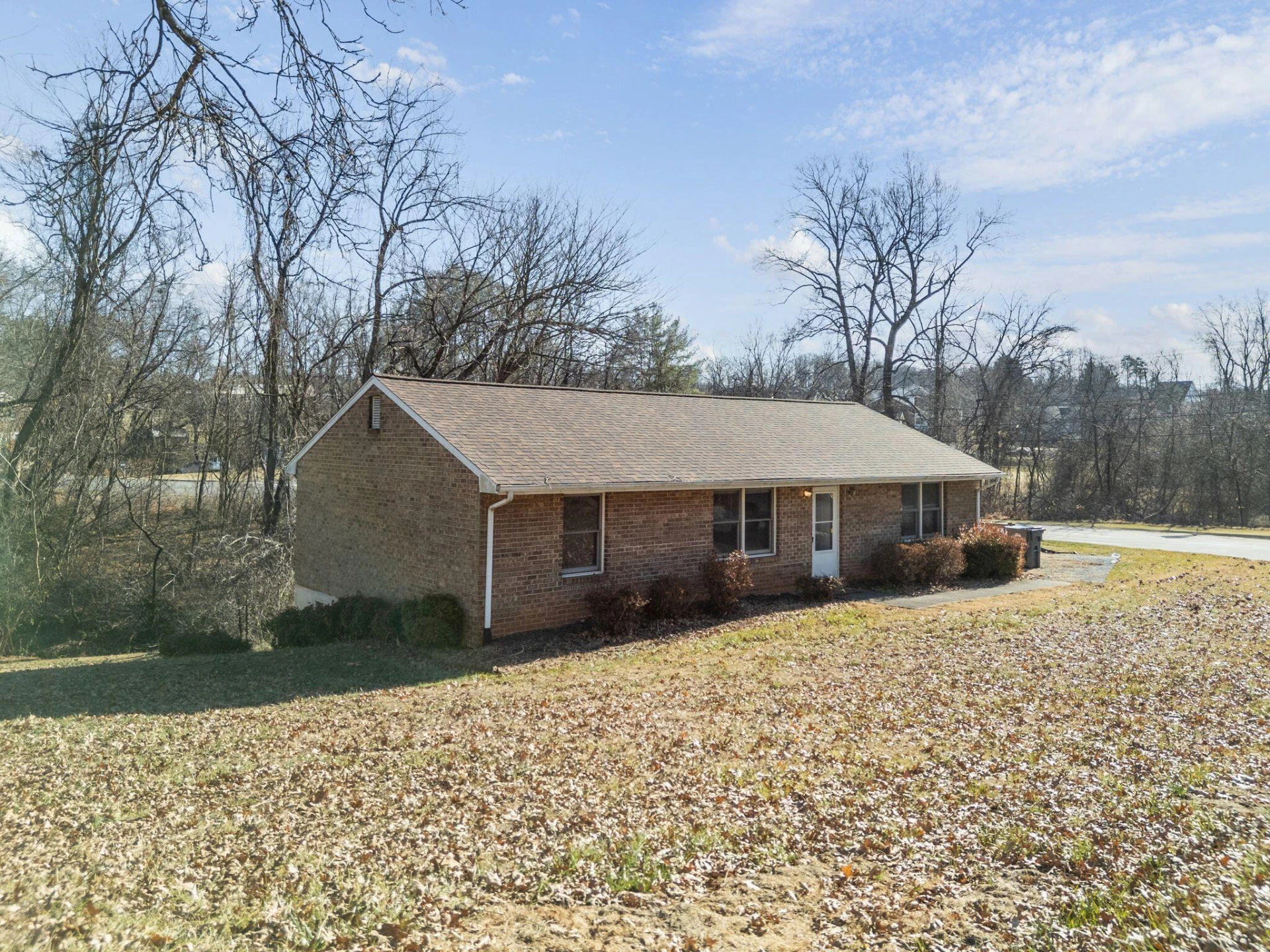 2001 Woodhaven DR - Photo 2