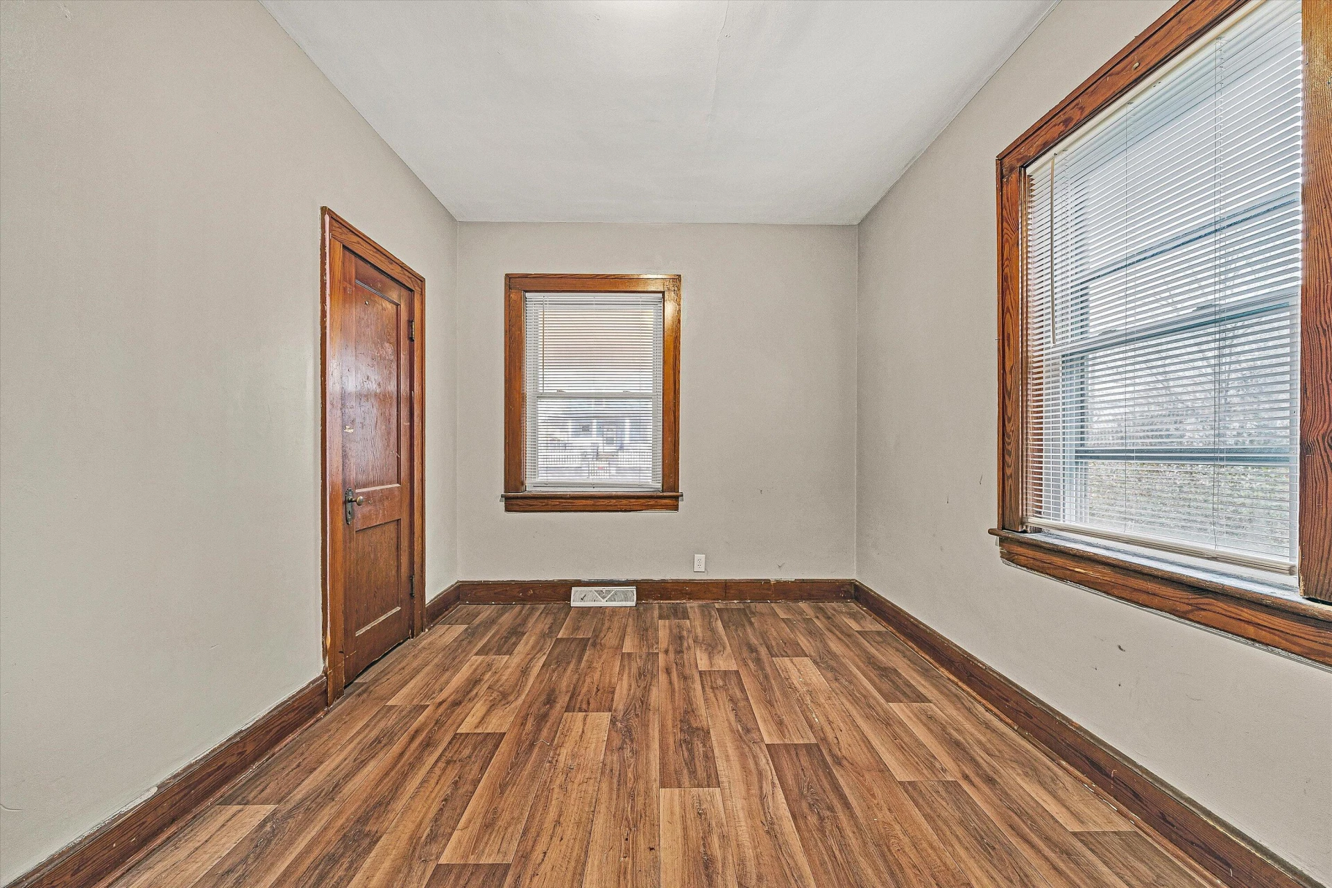919 Dale AVE SE - Photo 10
