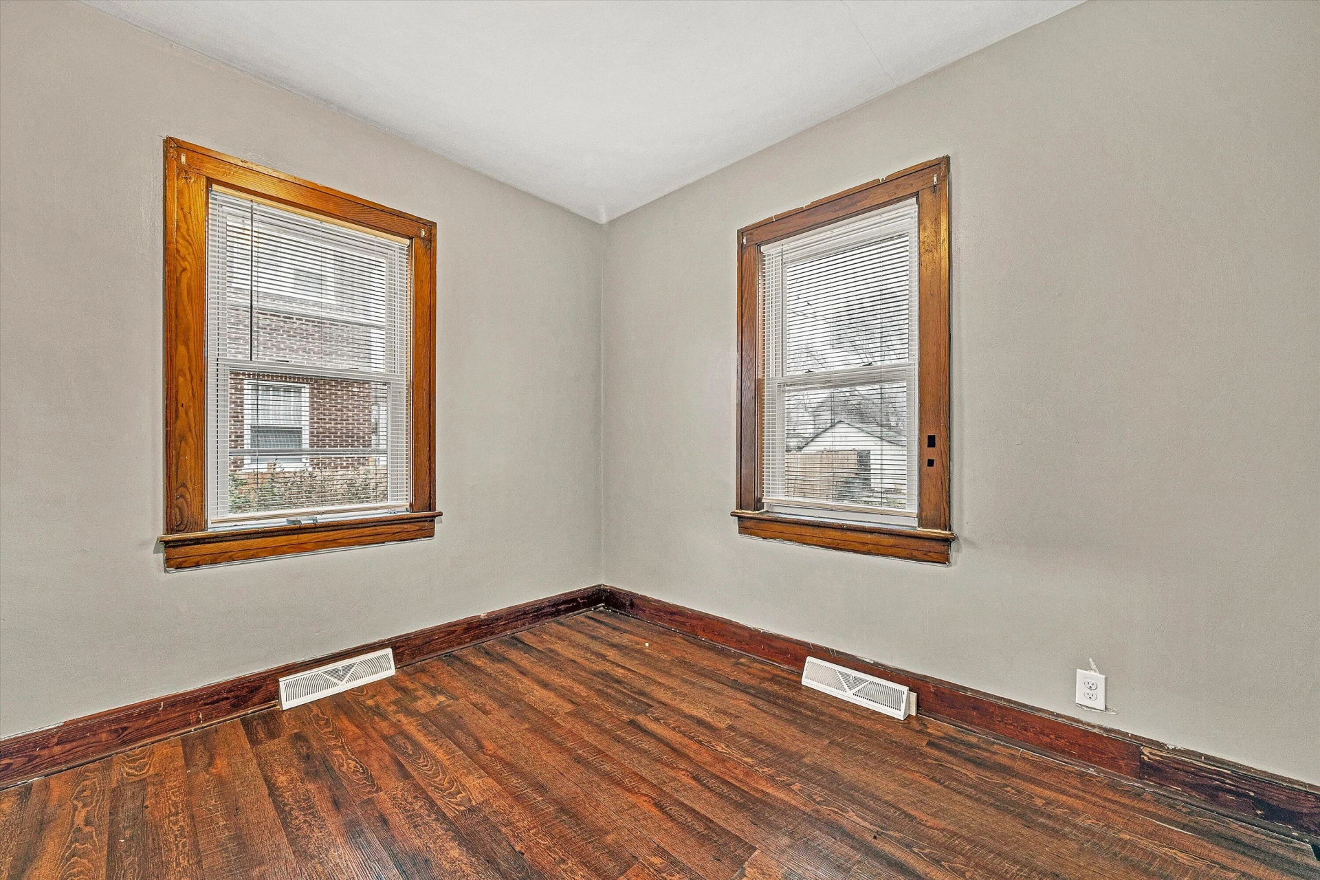 919 Dale AVE SE - Photo 14
