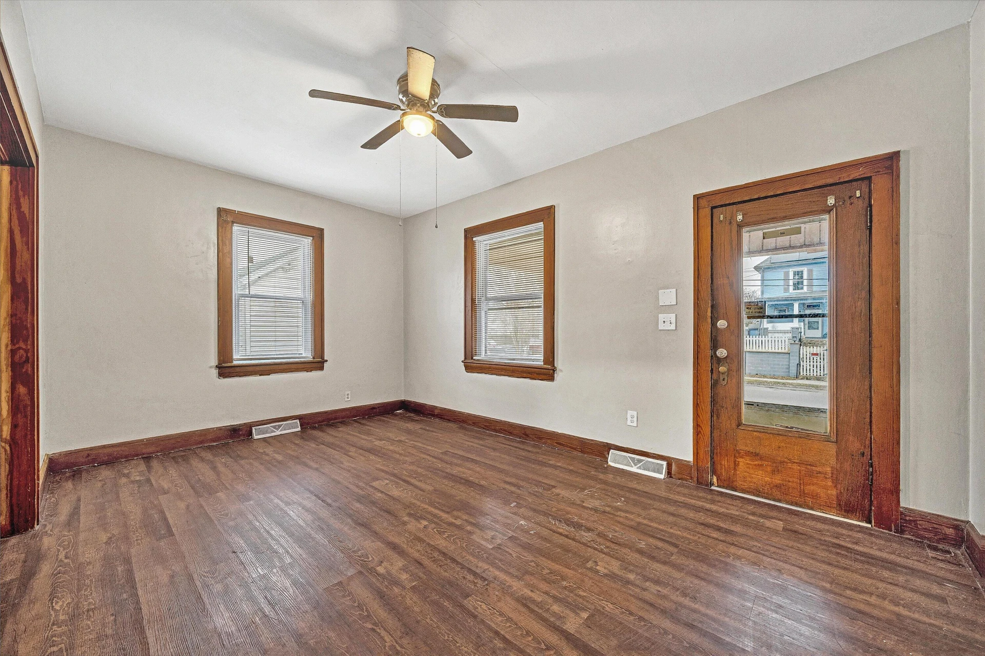 919 Dale AVE SE - Photo 3