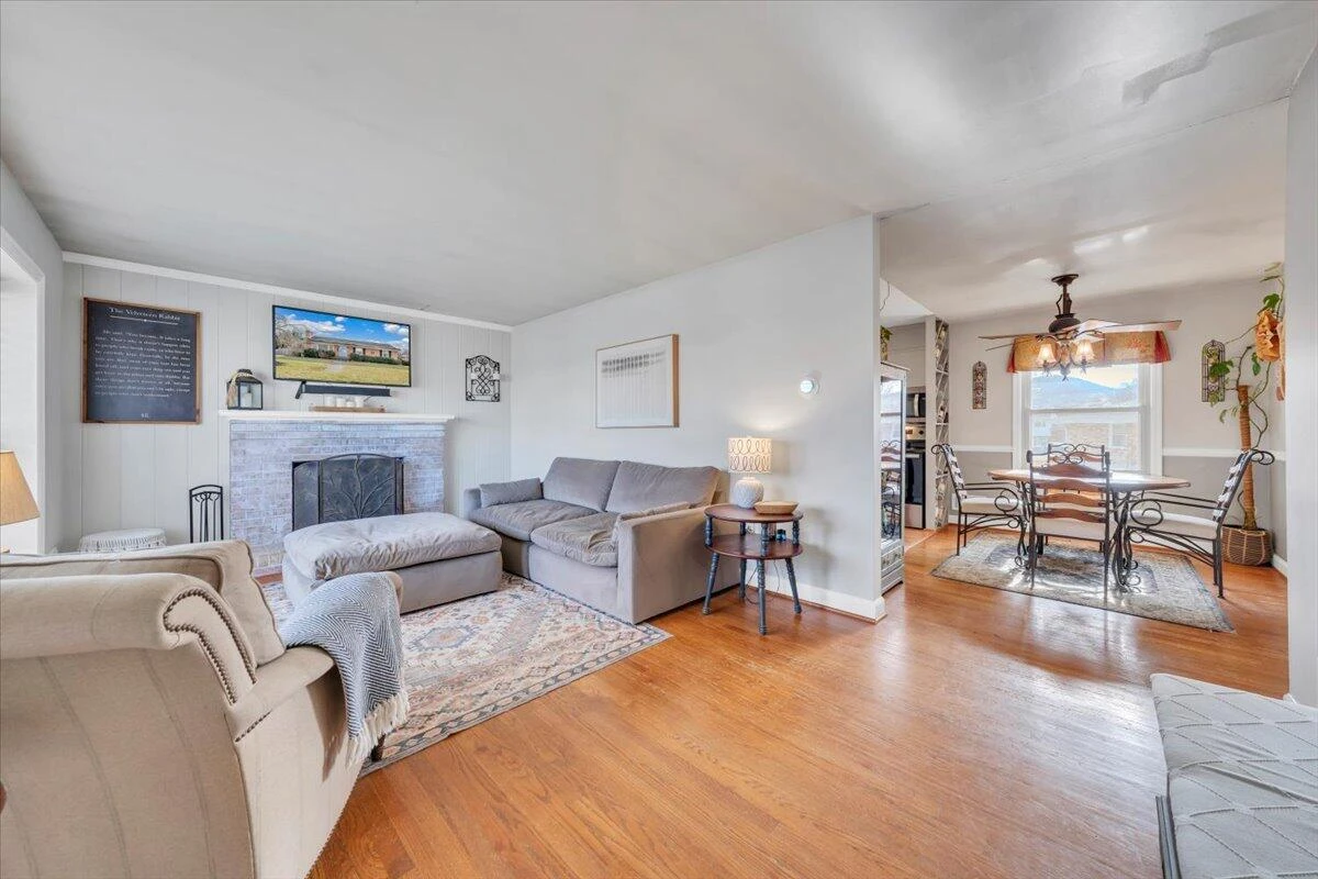 4336 Fontaine DR - Photo 2