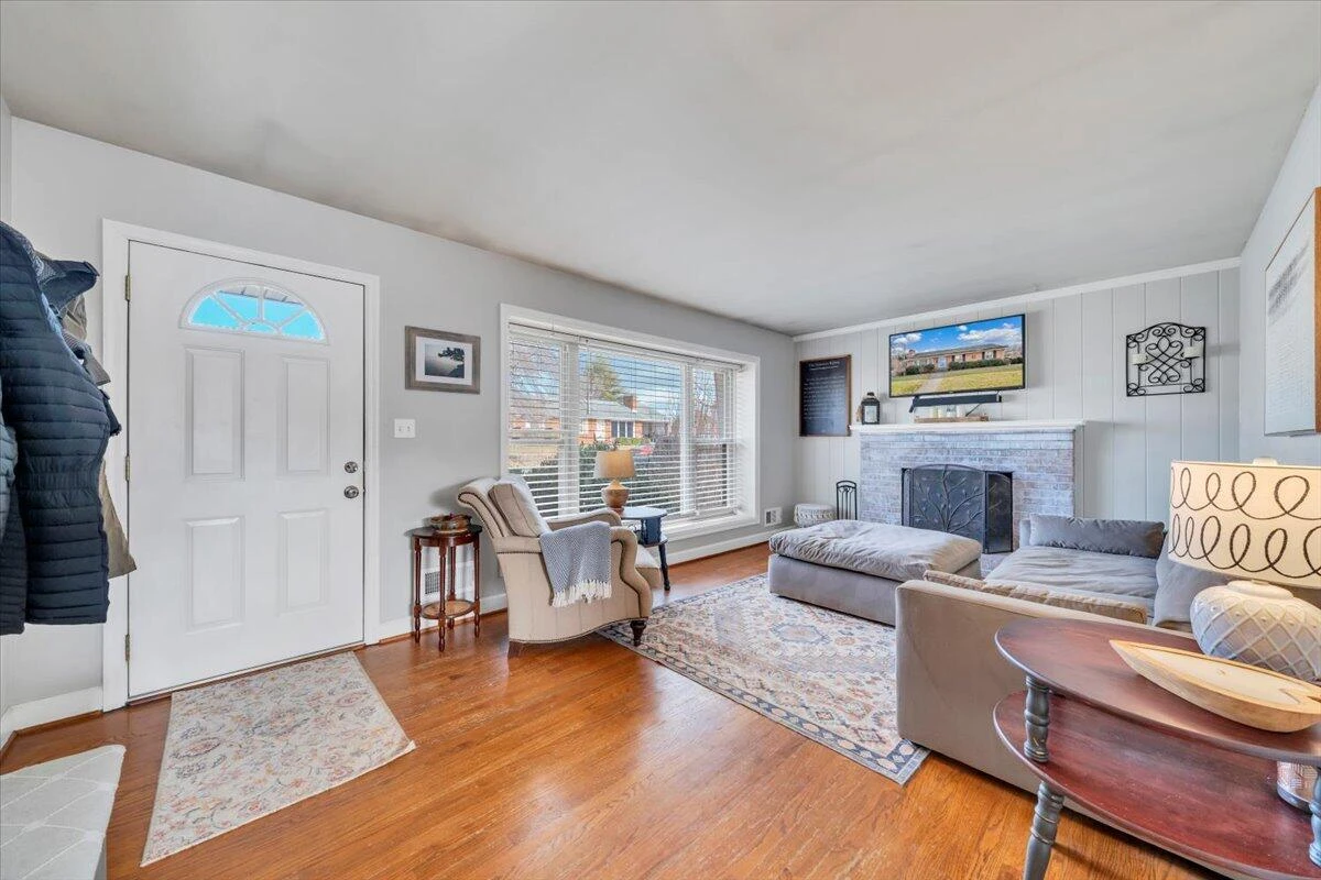 4336 Fontaine DR - Photo 4