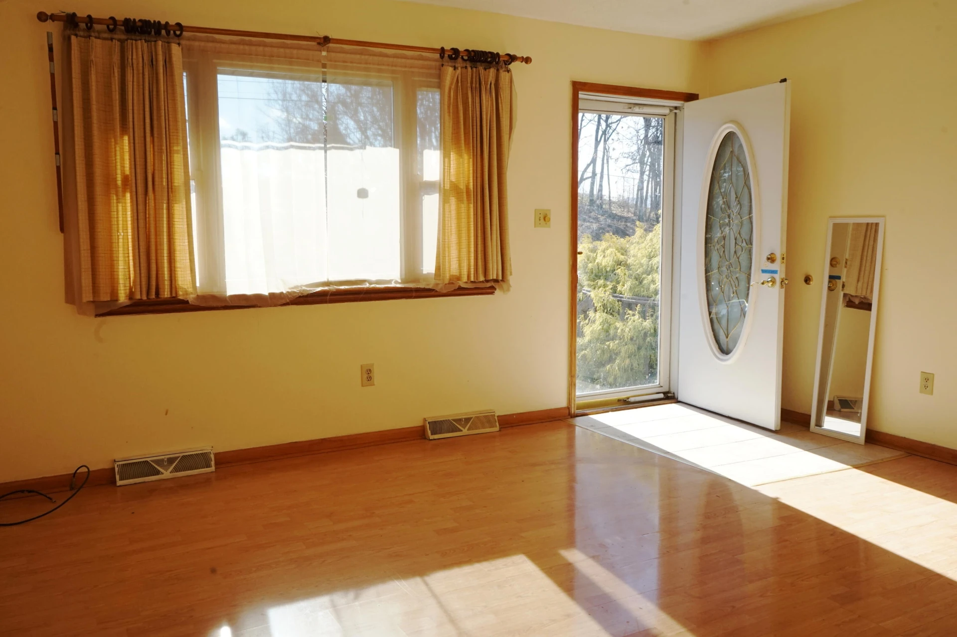 934 Pocahontas AVE NE - Photo 2