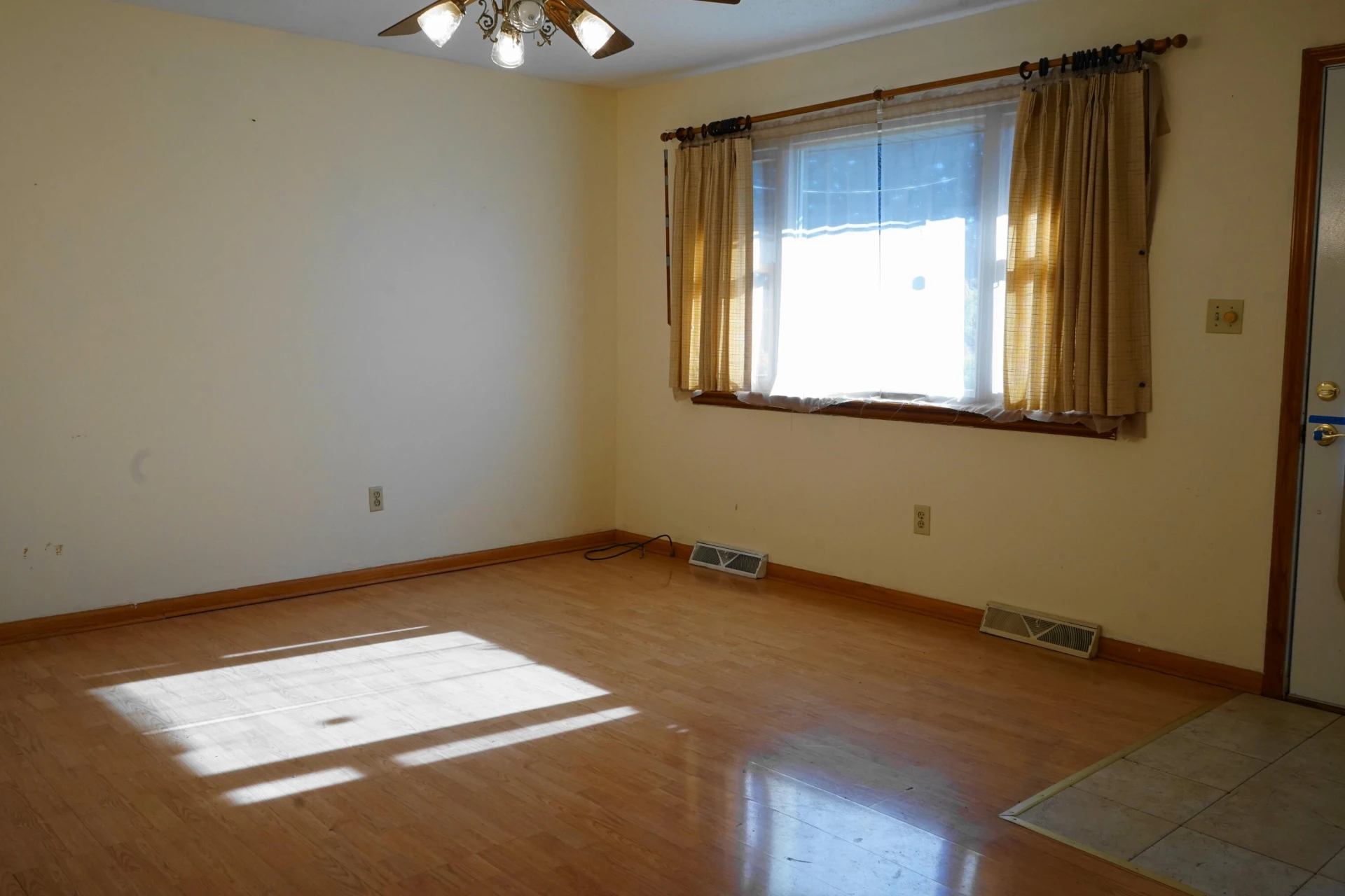 934 Pocahontas AVE NE - Photo 3