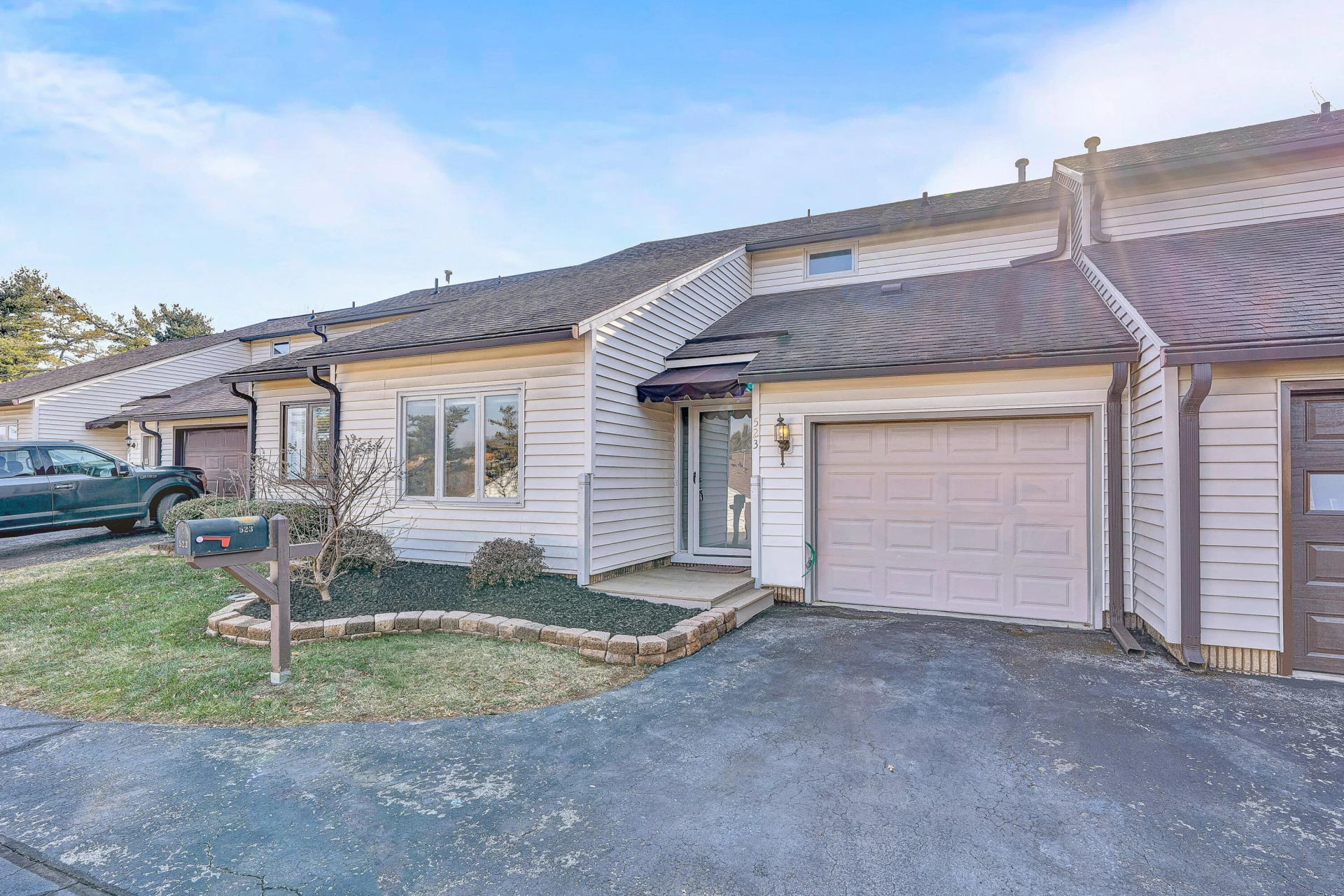 523 Dillon DR - Photo 3