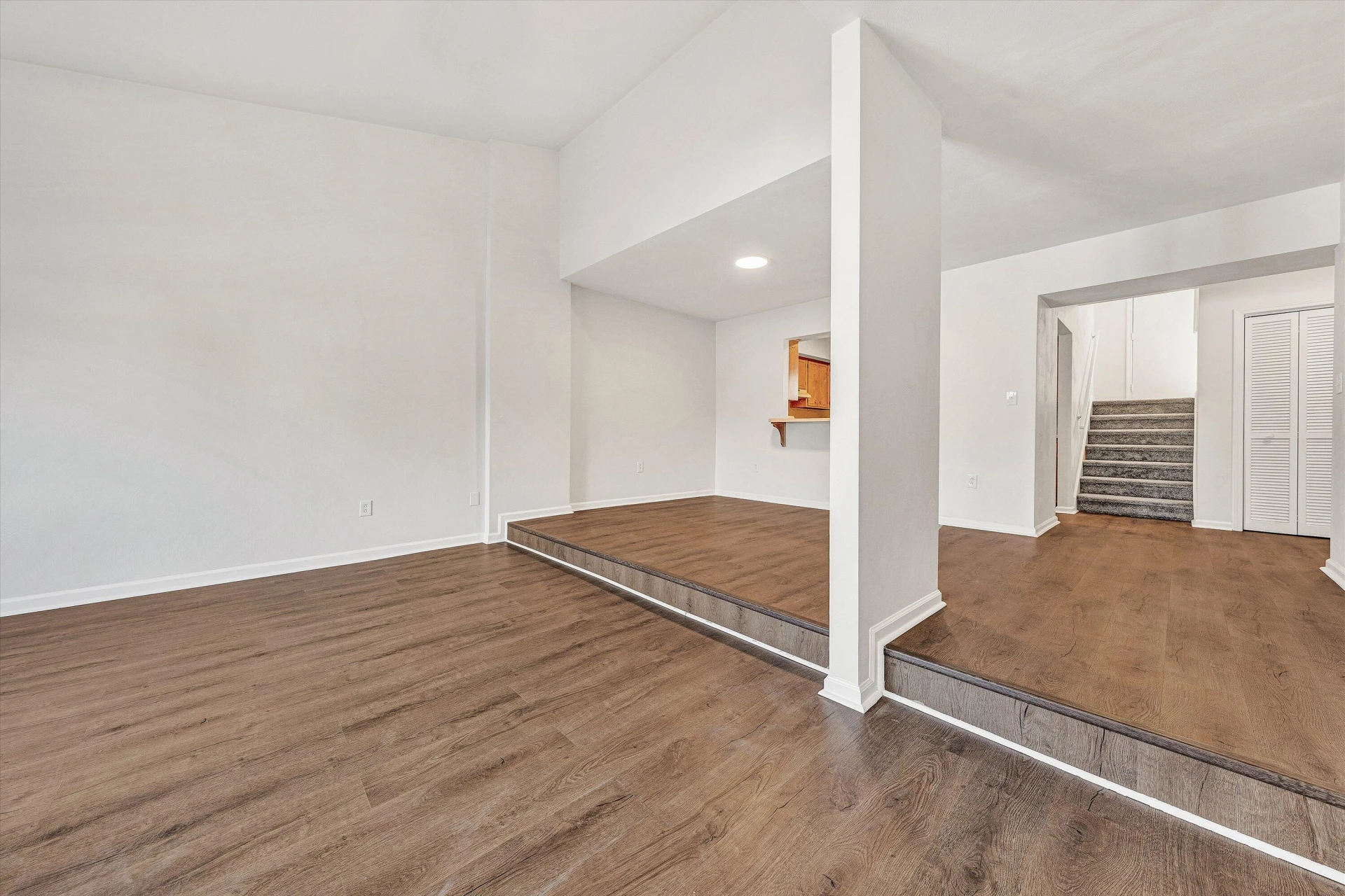 523 Dillon DR - Photo 4