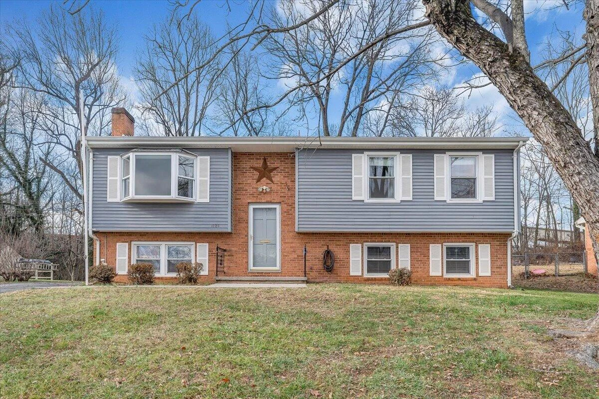 1025 Grove LN