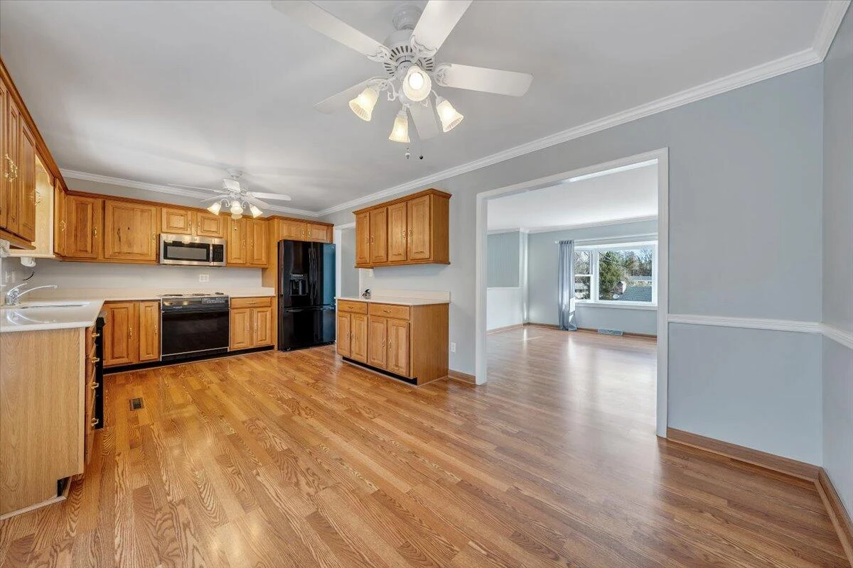 1025 Grove LN - Photo 10