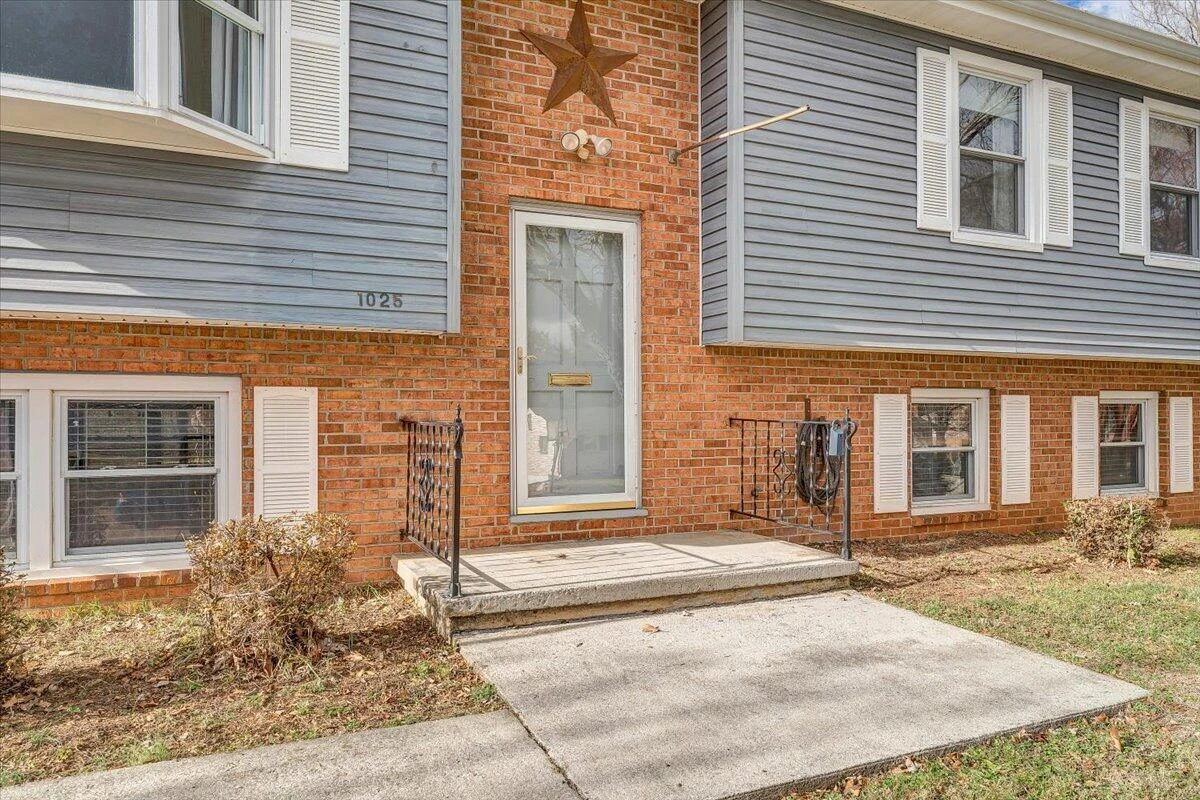 1025 Grove LN - Photo 2