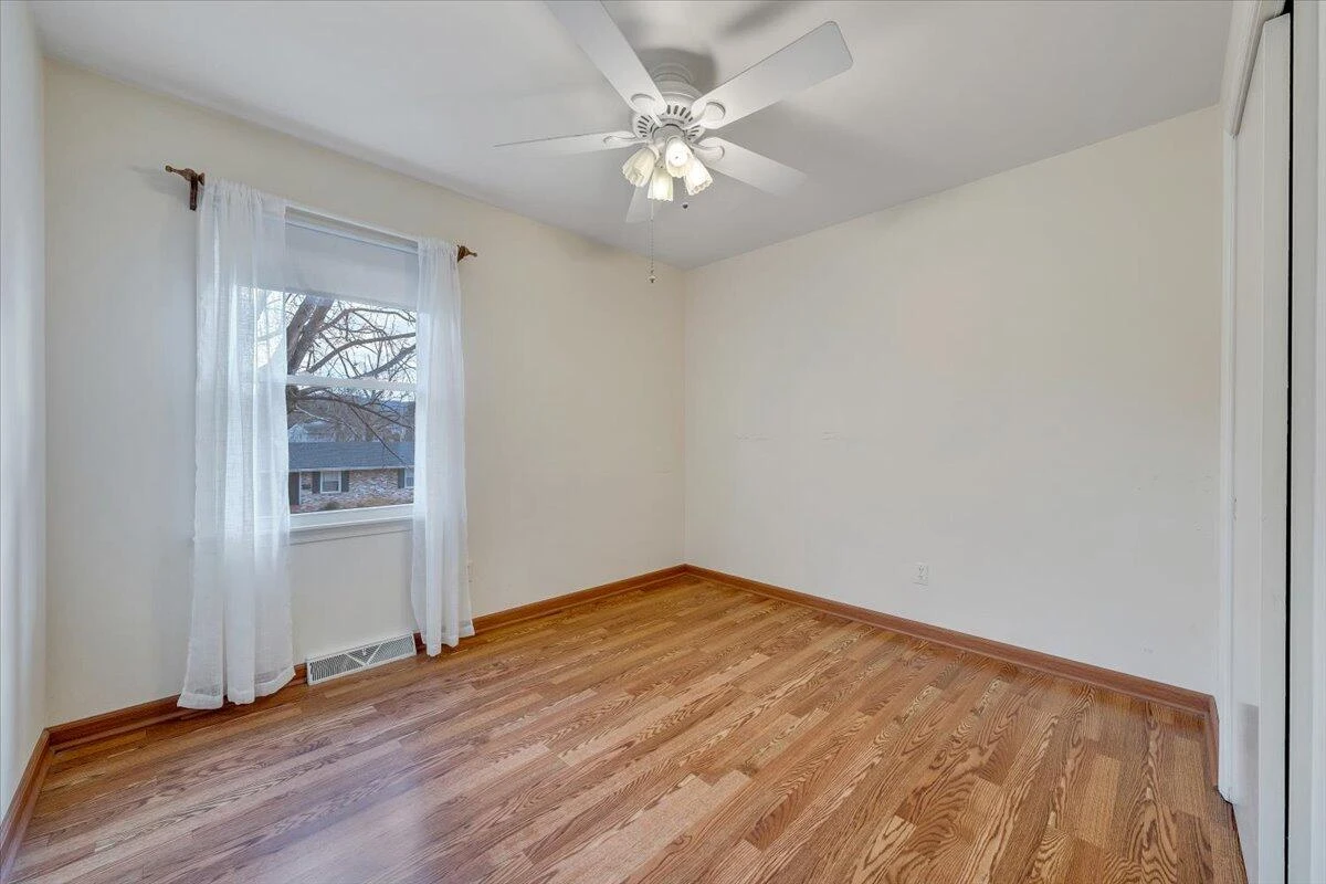 1025 Grove LN - Photo 20