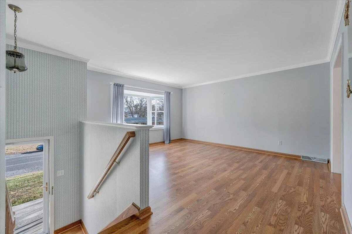 1025 Grove LN - Photo 3