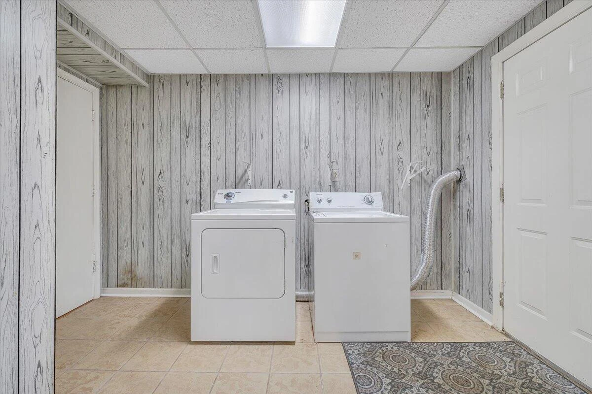 1025 Grove LN - Photo 31