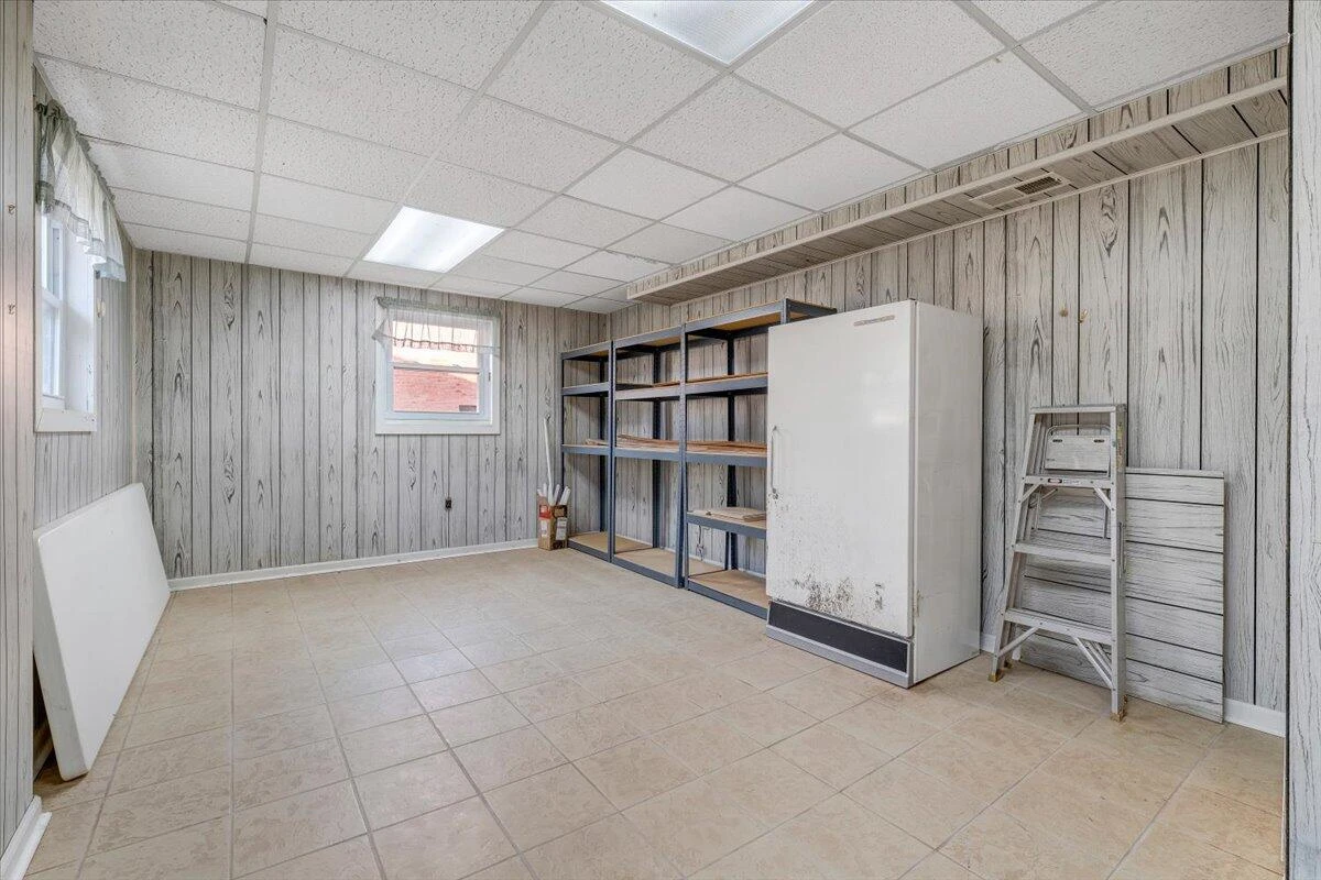 1025 Grove LN - Photo 32