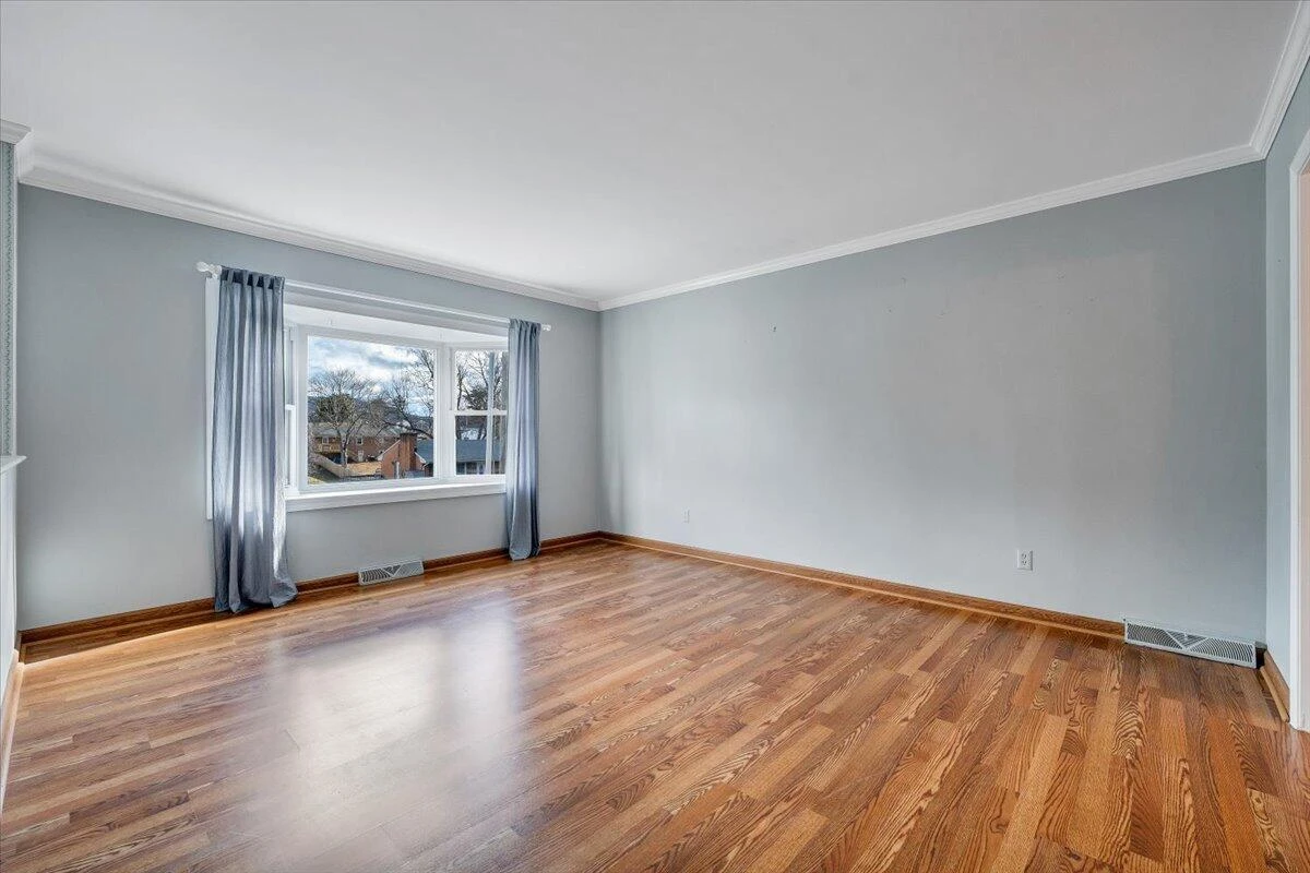 1025 Grove LN - Photo 4