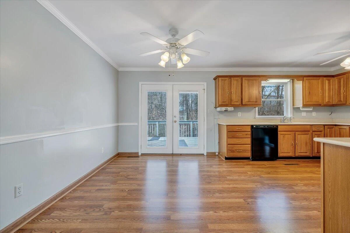 1025 Grove LN - Photo 8
