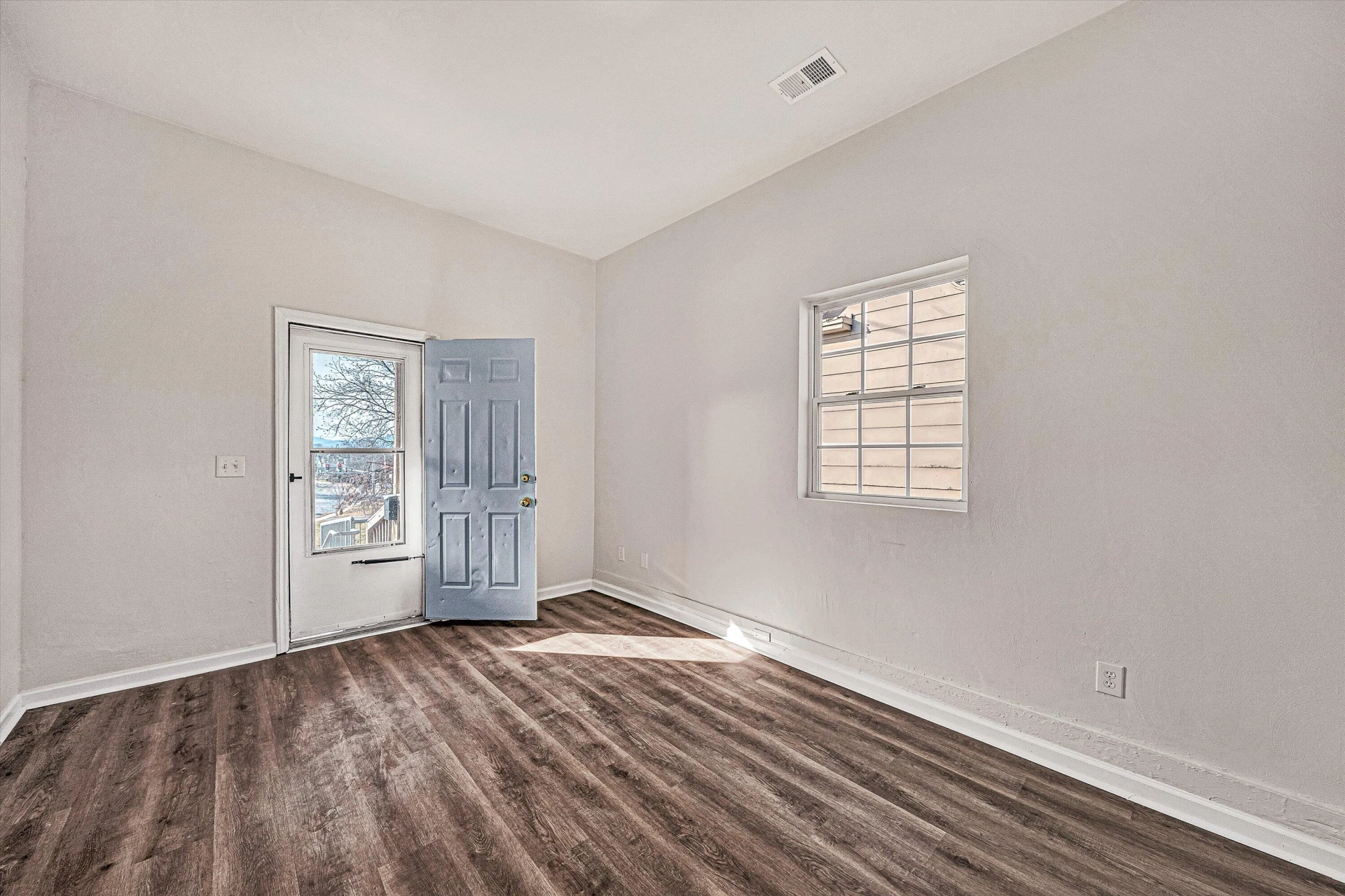 1001 Hanover AVE NW - Photo 2