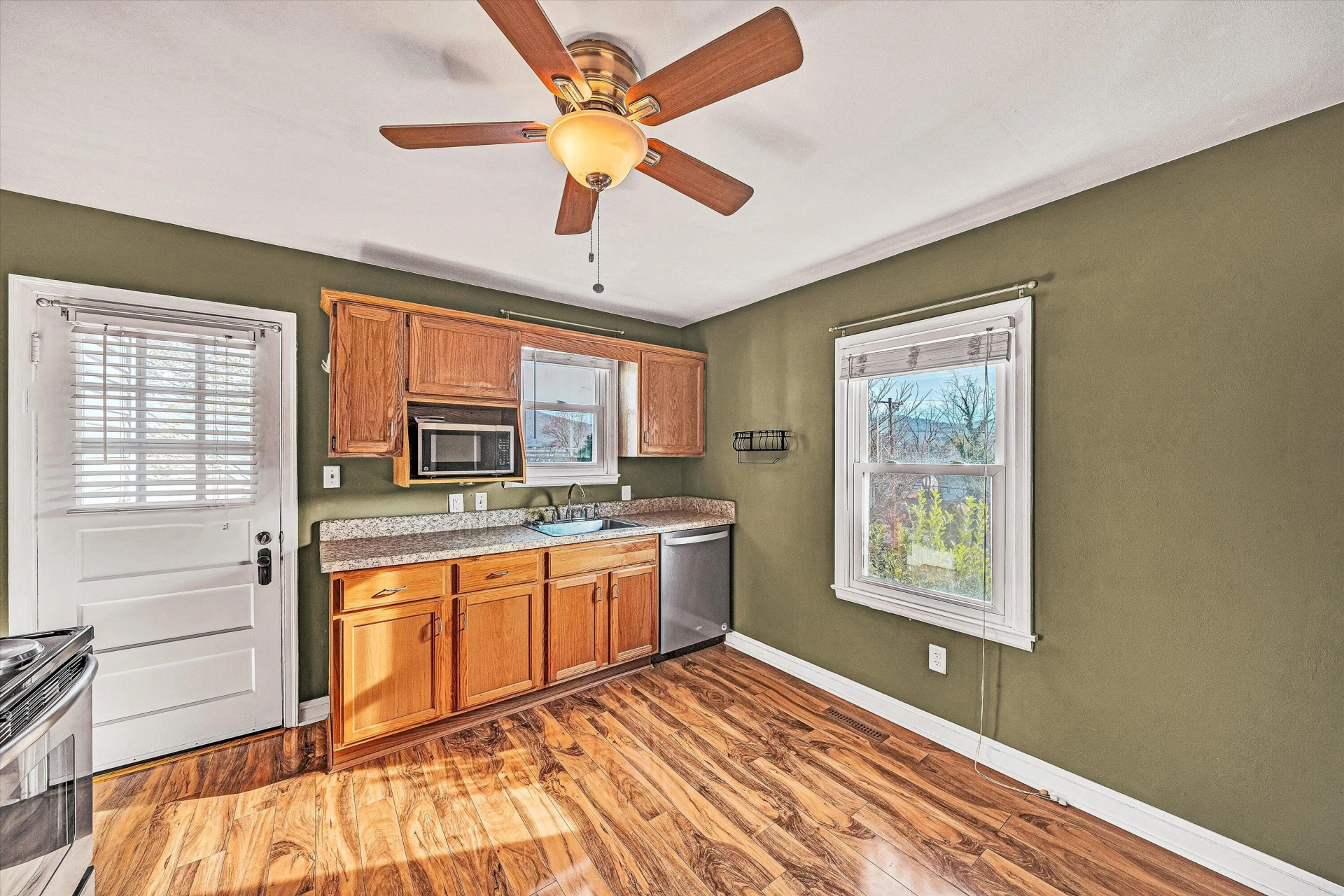 729 Windsor AVE SW - Photo 13