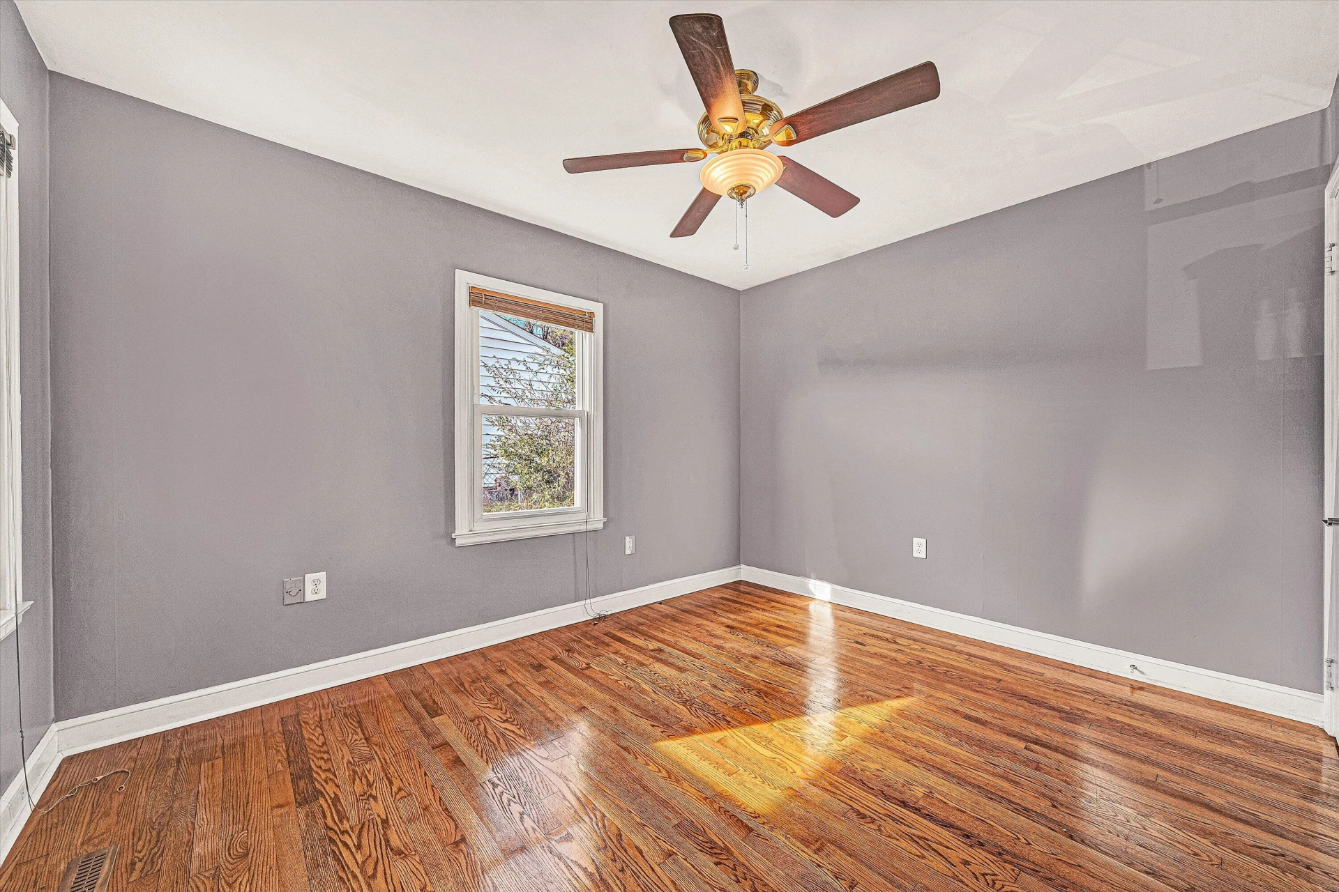 729 Windsor AVE SW - Photo 2