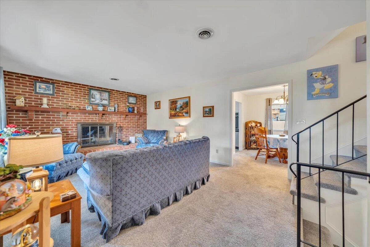 2739 Diplomat DR - Photo 2