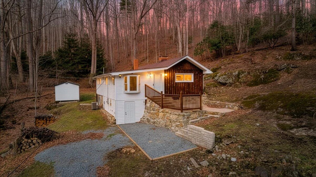 1203 Bottom Creek LN
