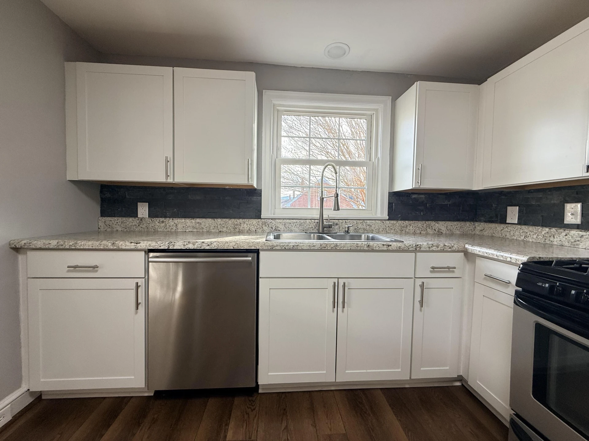 402 Goodwin AVE - Photo 3