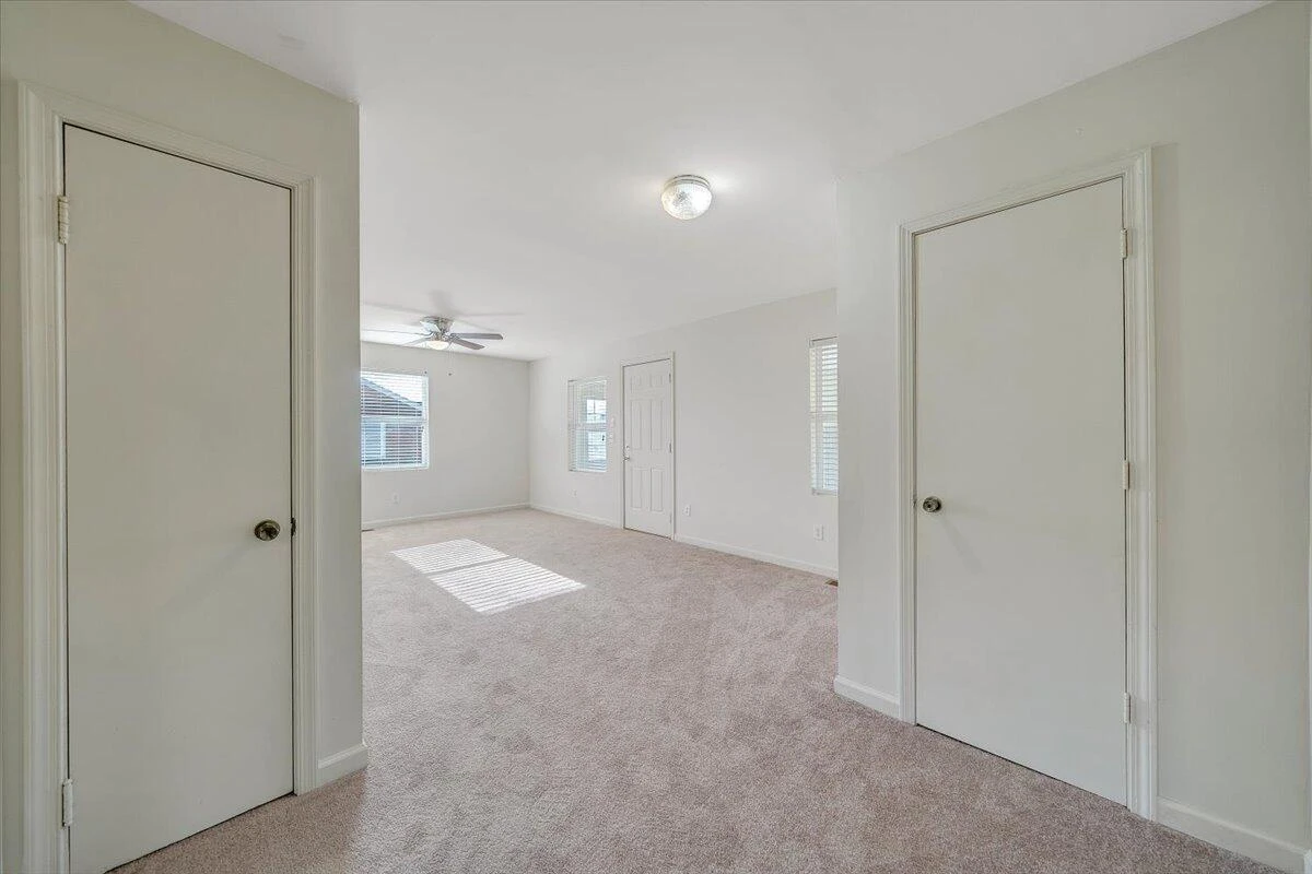 5549 Hollins RD - Photo 14