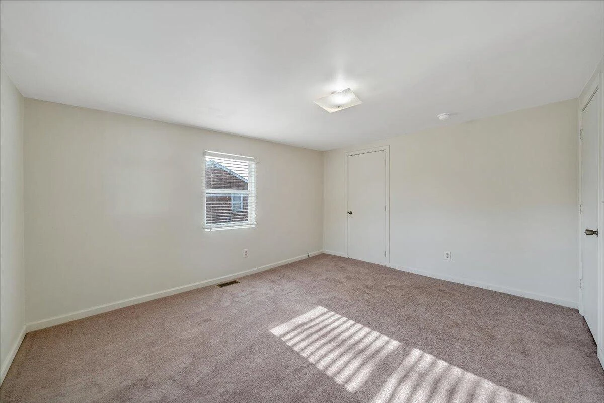 5549 Hollins RD - Photo 22
