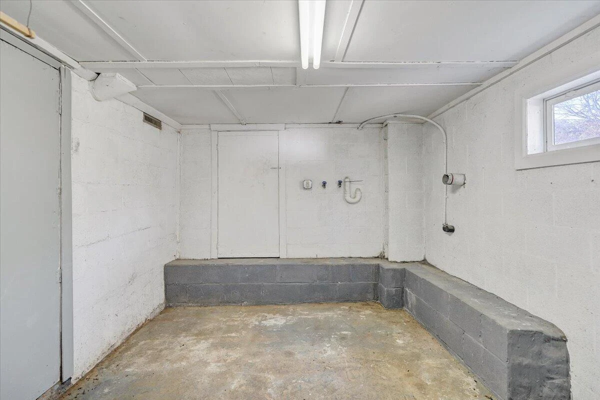 5549 Hollins RD - Photo 33