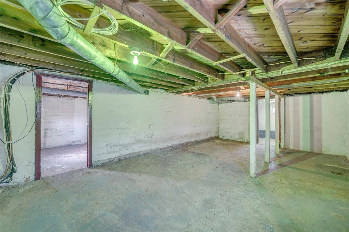 5549 Hollins RD - Photo 36