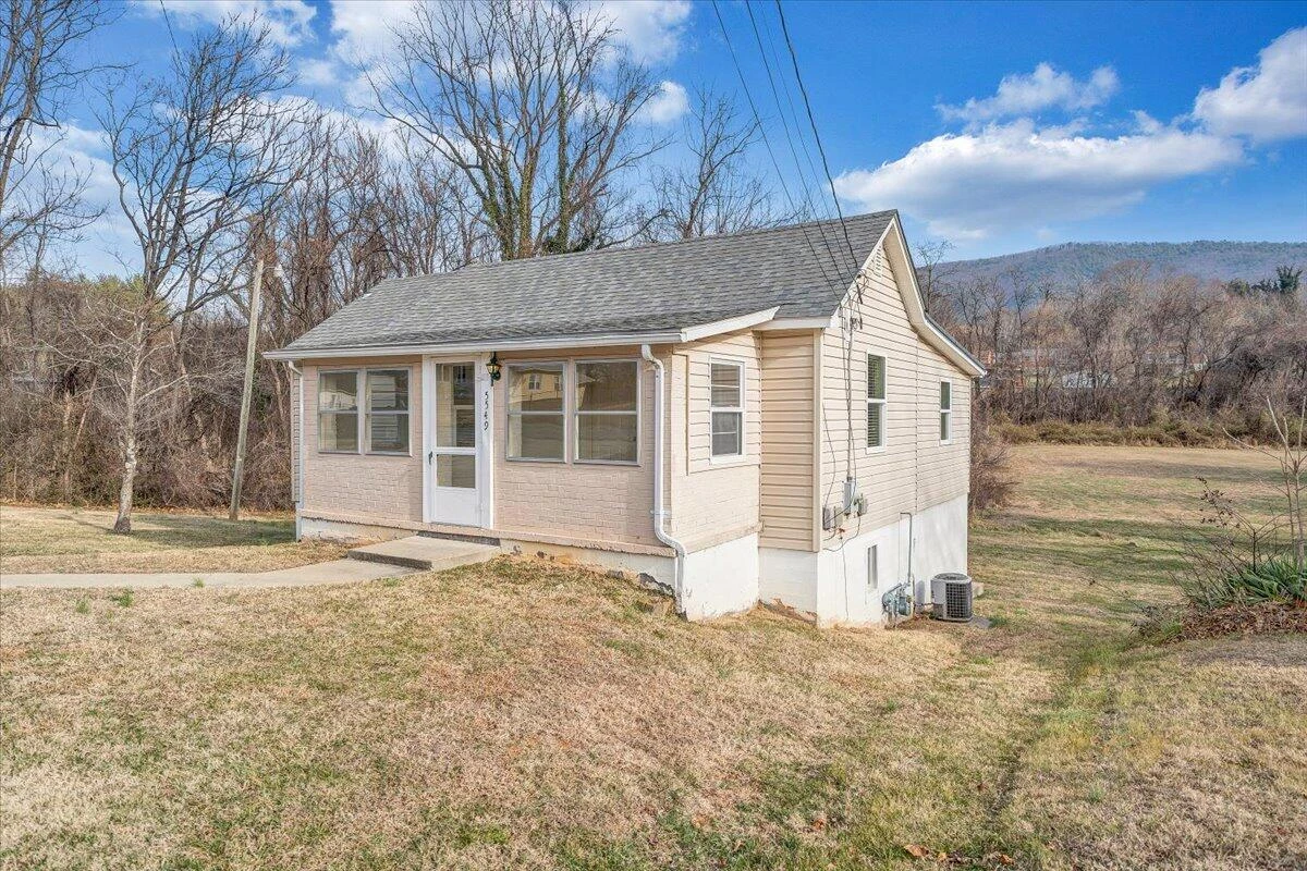 5549 Hollins RD - Photo 7