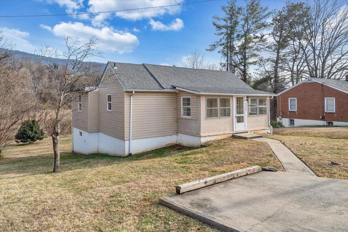 5549 Hollins RD - Photo 48