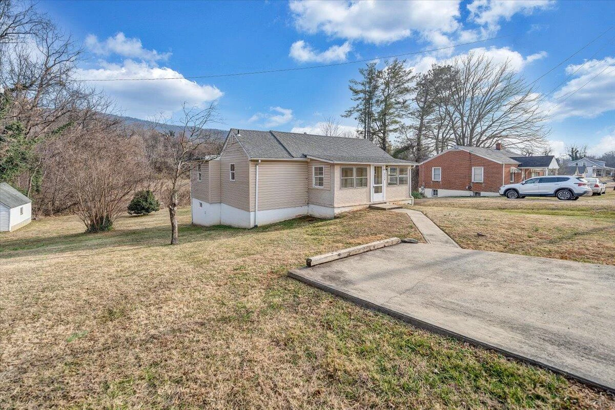 5549 Hollins RD - Photo 49