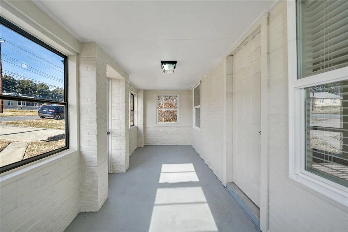 5549 Hollins RD - Photo 9