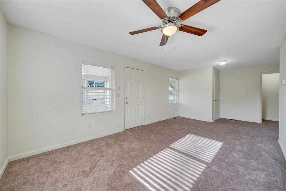 5549 Hollins RD - Photo 10