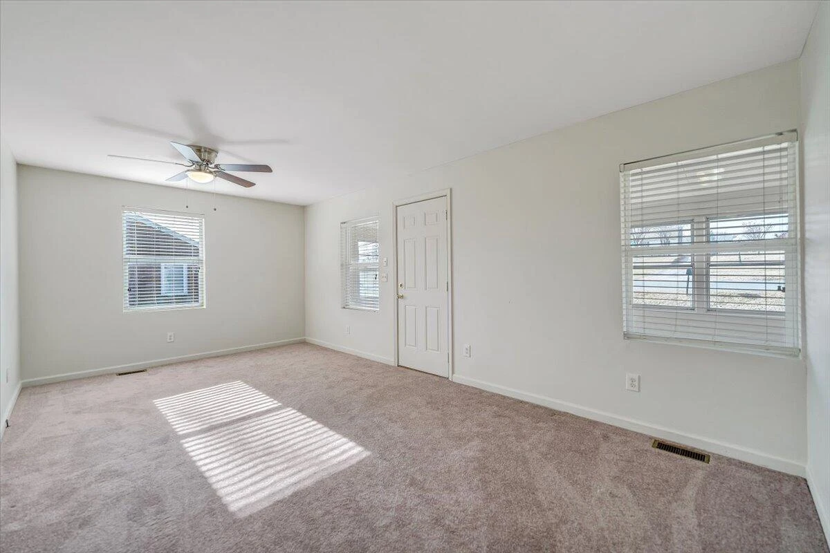 5549 Hollins RD - Photo 11